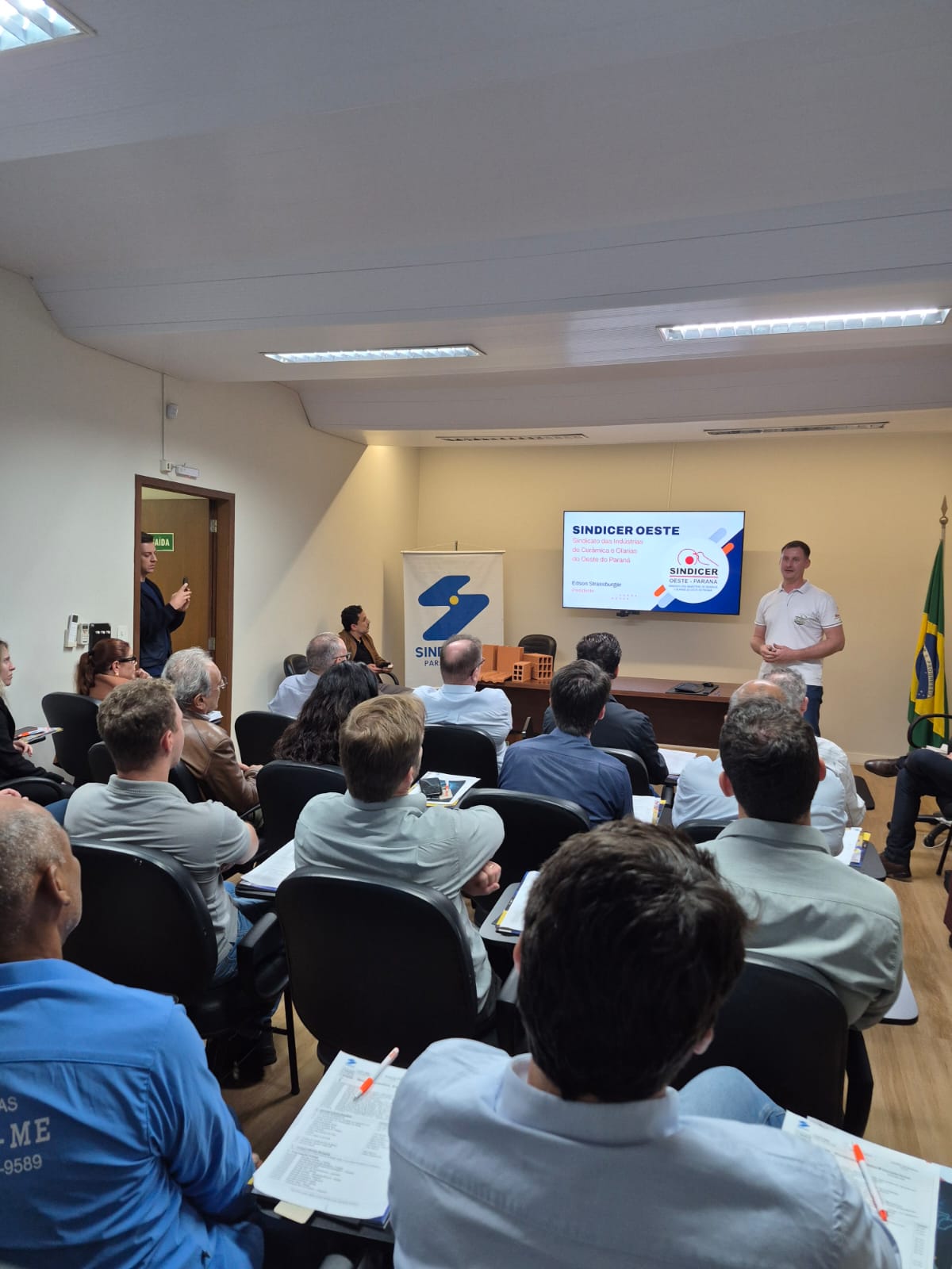 Banner: O presidente do Sinduscon Paraná Oeste comandou a reunião mensal dos associados em Foz do Iguaçu.