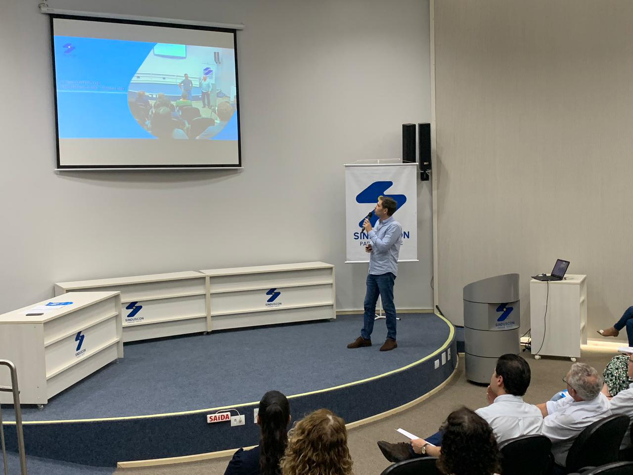 Banner: A última reunião mensal dos associados foi celebrada na noite da última segunda, 24, na sede do Sinduscon Paraná Oeste.