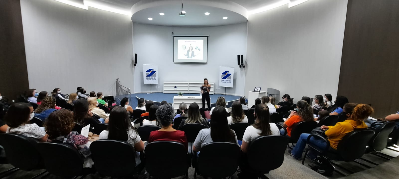 Banner: Nutricionista repassa a associadas a importância de se alimentar bem