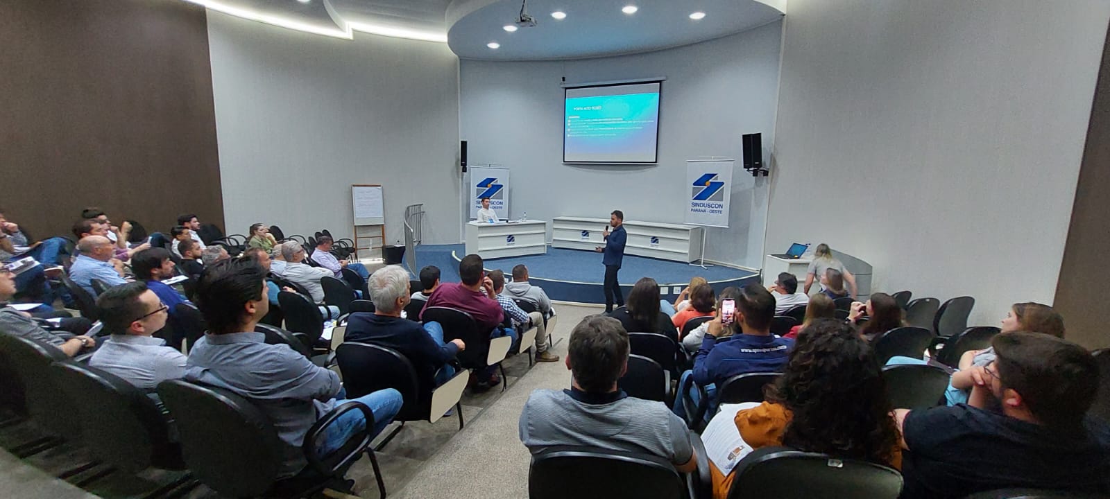 Banner: Reunião dos associados discute temas relevantes