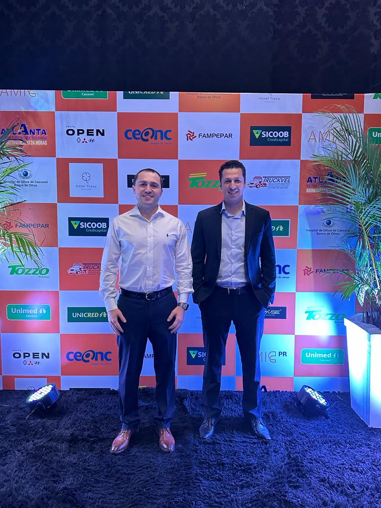 Banner: Lora e Vinicius participaram da  posse da nova Diretoria da Amic