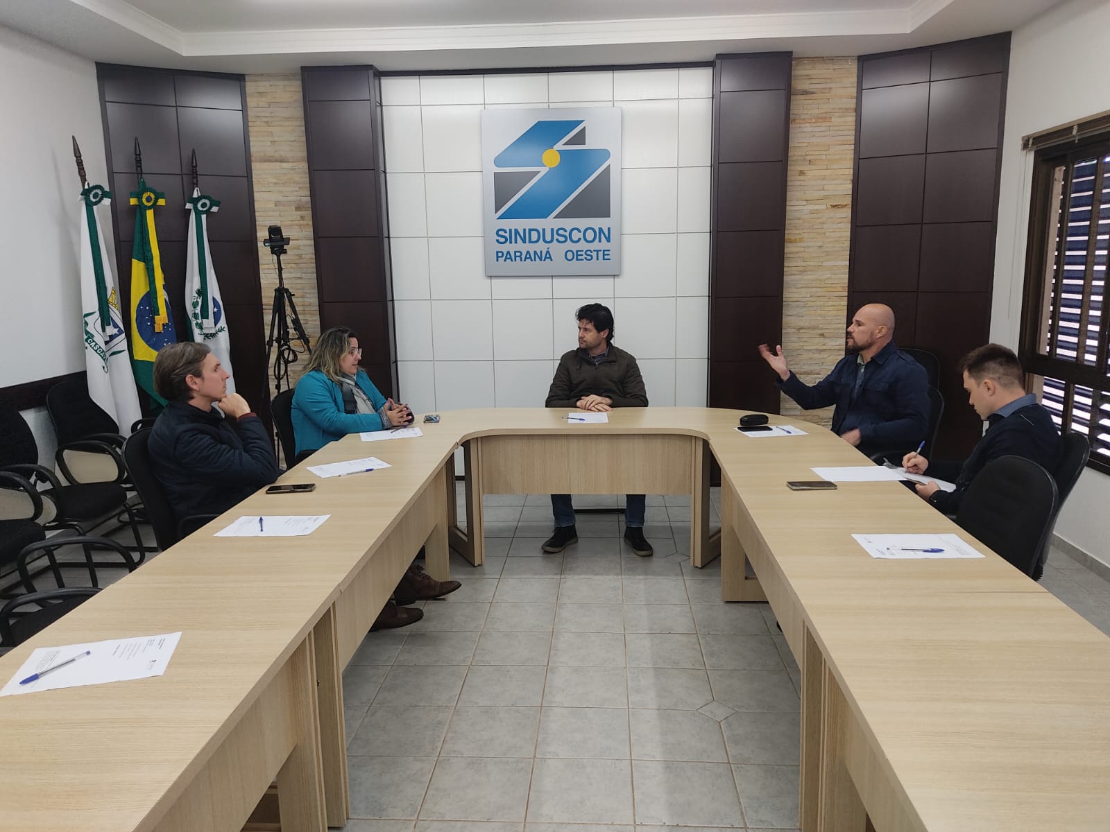 Banner: Nova Lei de Licitações, obras inacabadas e  pendências financeiras são tema de reunião