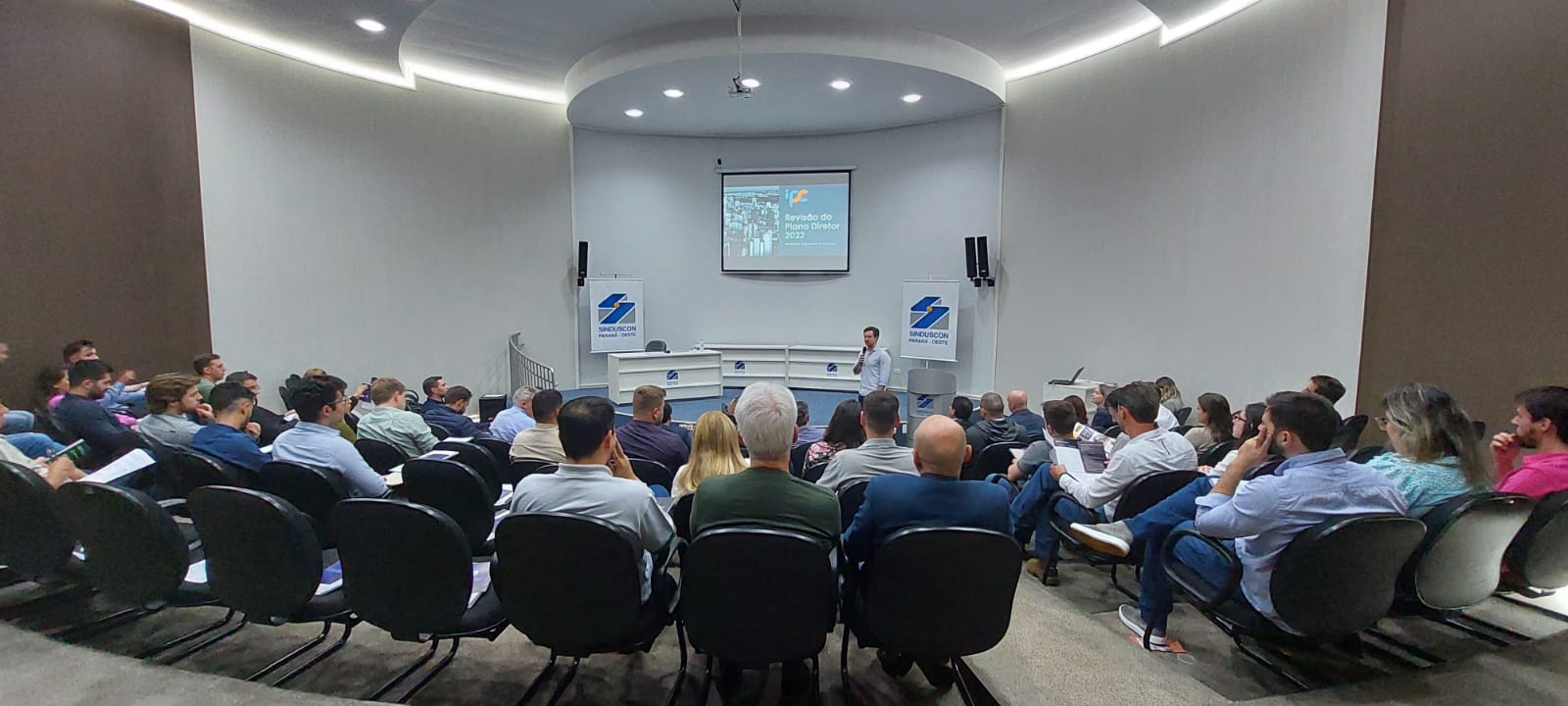 Banner: Reunião Mensal aborda temas como a  Reforma Tributária e o Plano Diretor