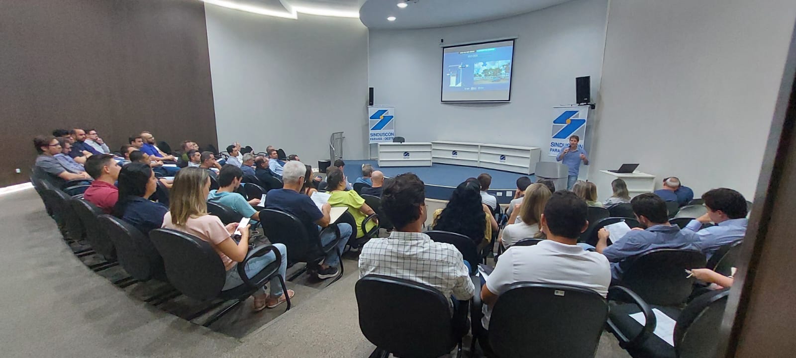 Banner: Temas relevantes marcam  reunião com os associados