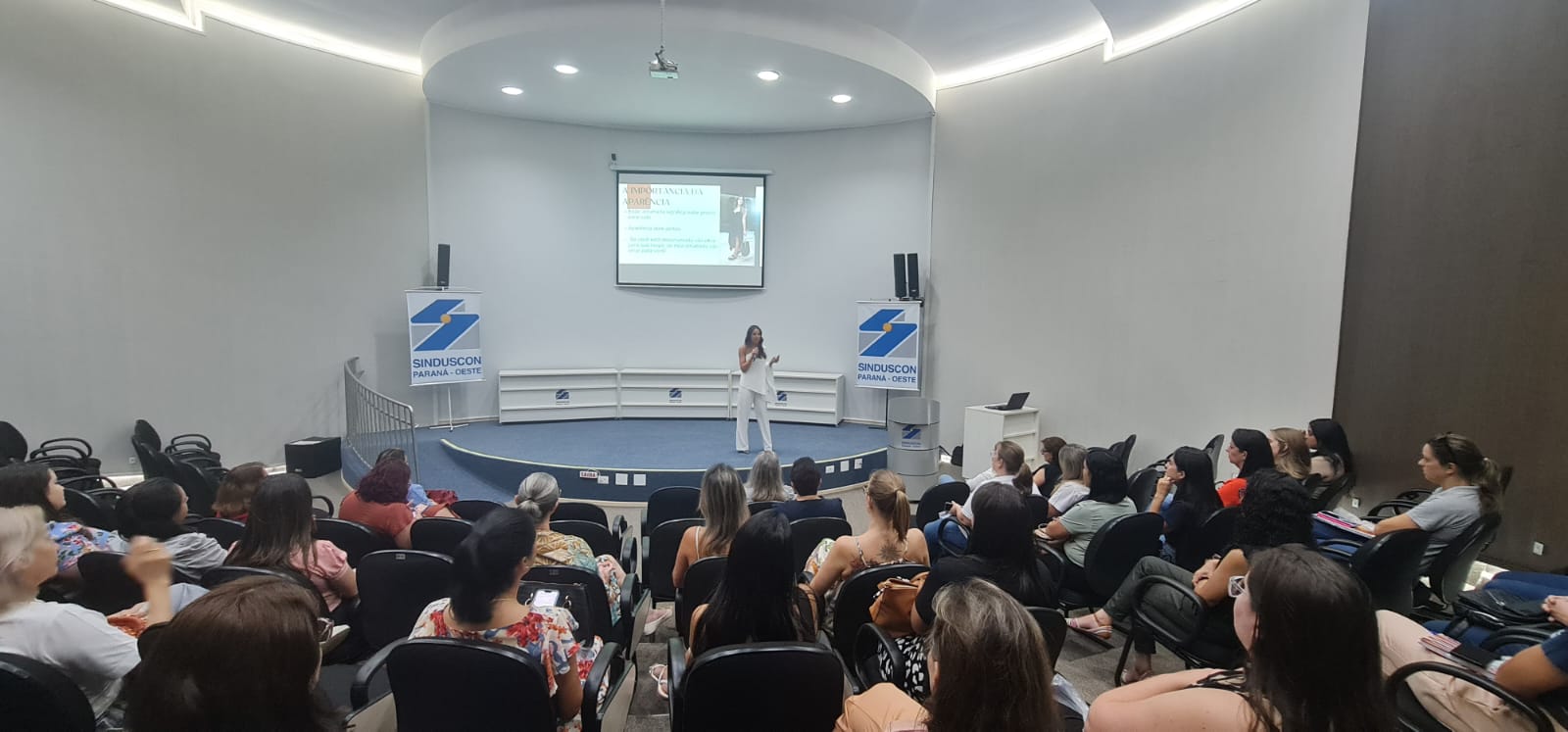 Banner: Sinduscon homenageia mulheres da construção civil com palestra