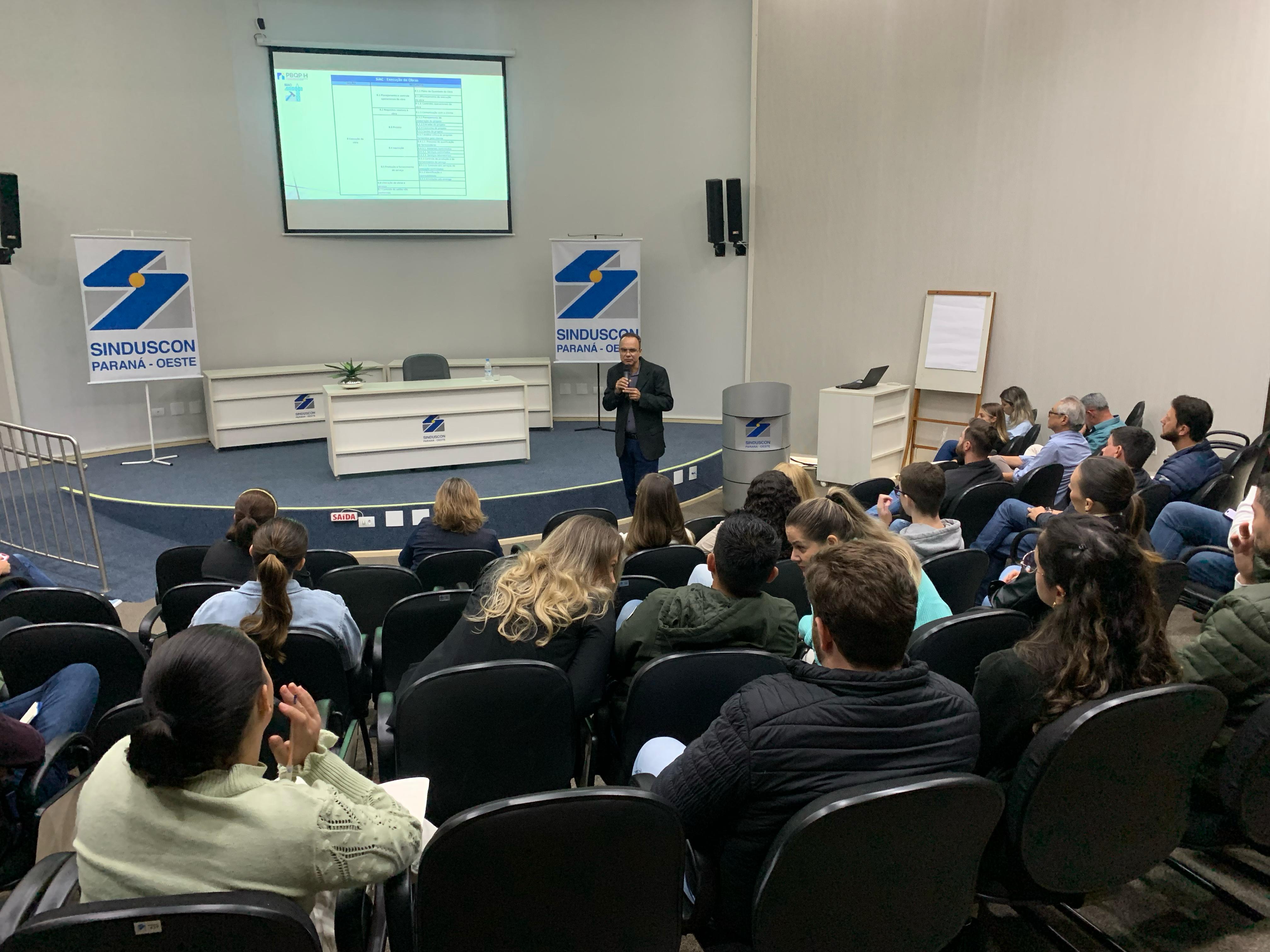 Banner: Sinduscon Oeste recebe Roberto Matozinhos para palestra sobre Normas Garantias
