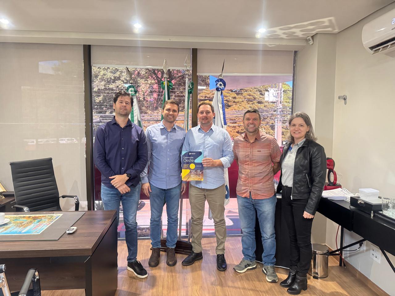 Banner: O presidente do Sinduscon Paraná Oeste, Ricardo Parzianello, foi recebido na sede da Amop