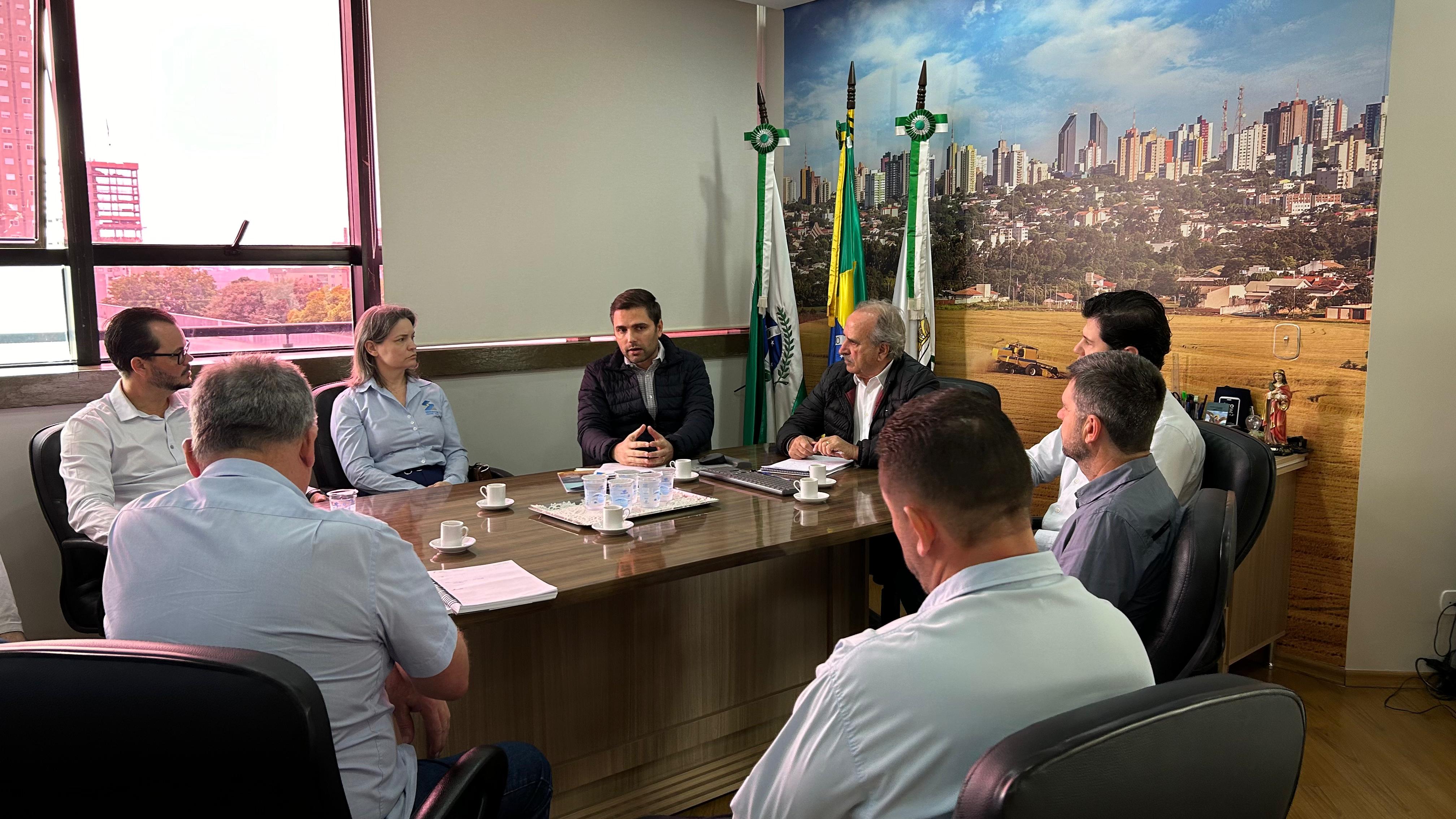 Banner: Lideranças da construção civil de Cascavel se reuniram nesta quarta-feira com o prefeito Renato Silva para discutir questões relacionadas às licitações públicas.